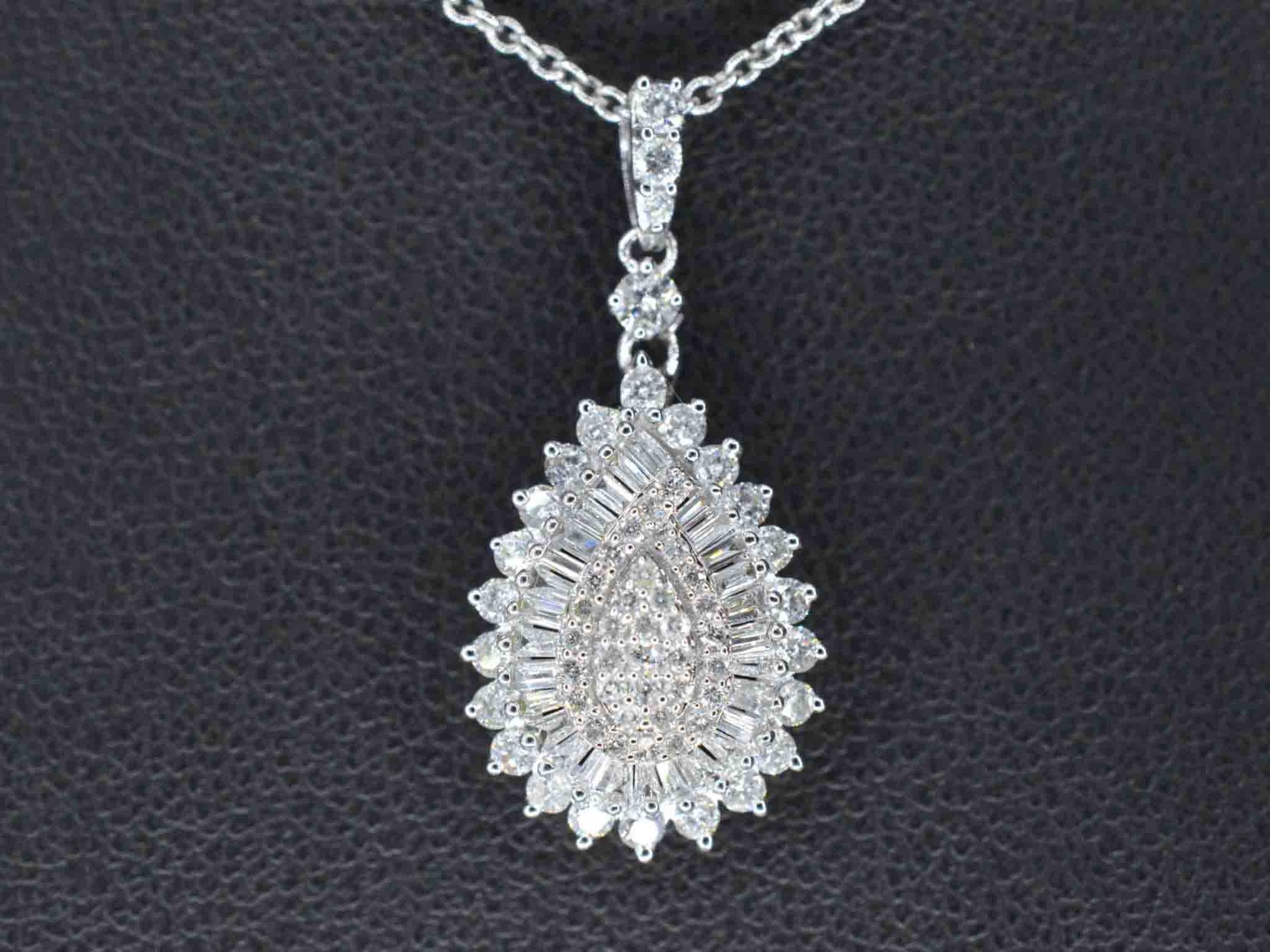 Witgouden druppelvormige hanger met diamanten 2056-5