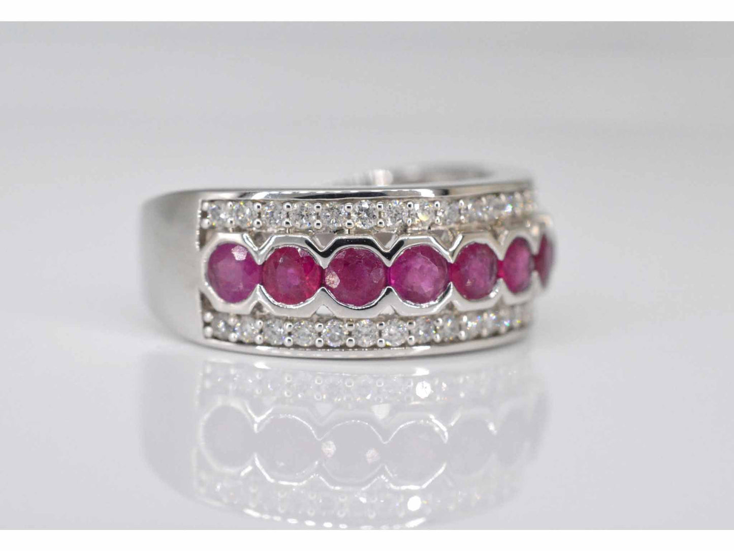 Witgouden pave ring met diamanten en robijn
