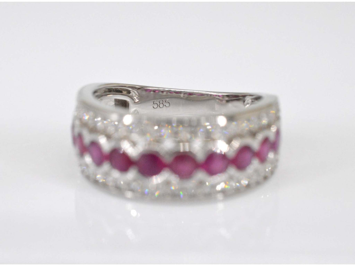 Witgouden pave ring met diamanten en robijn