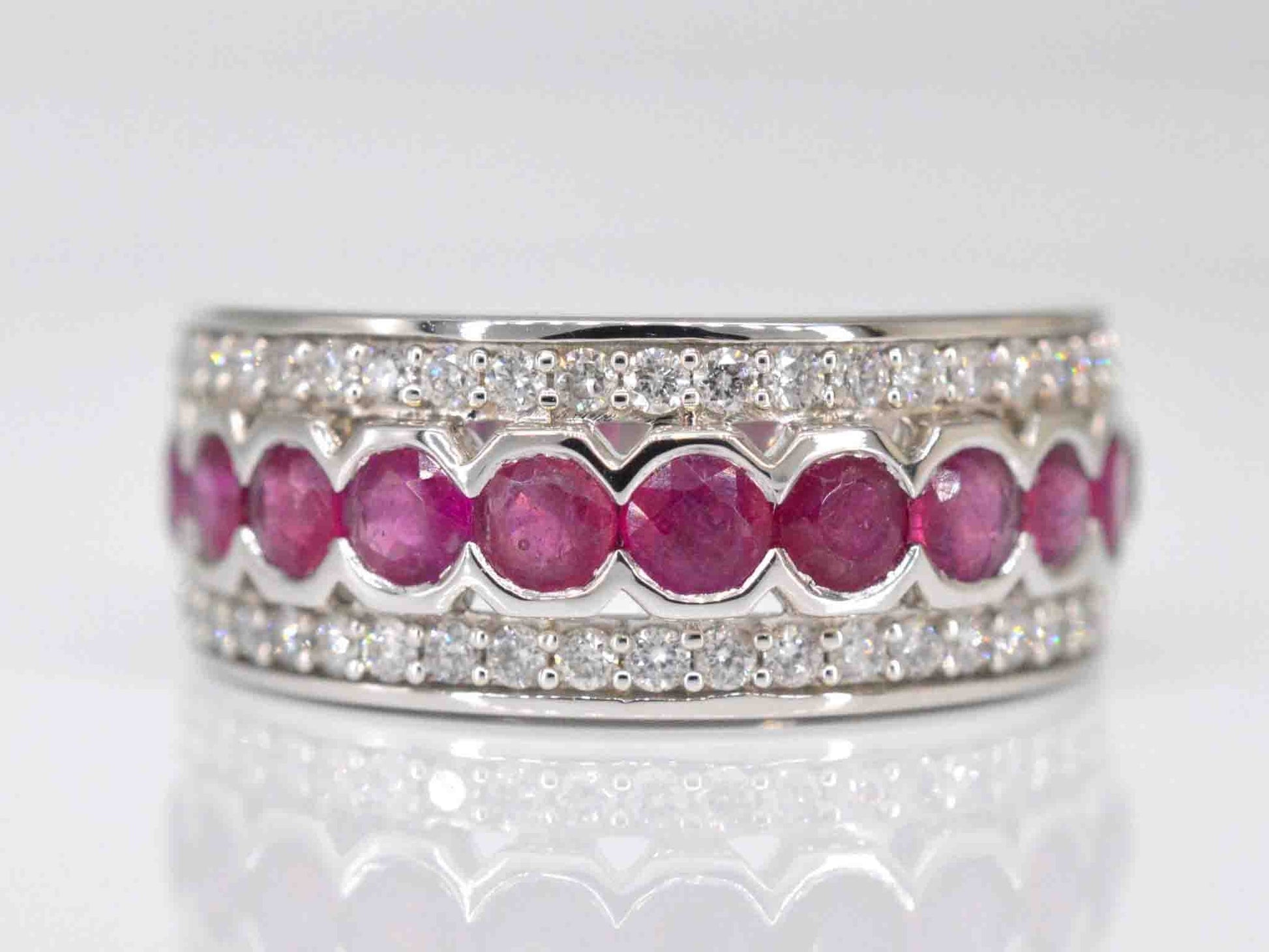 Witgouden pave ring met diamanten en robijn