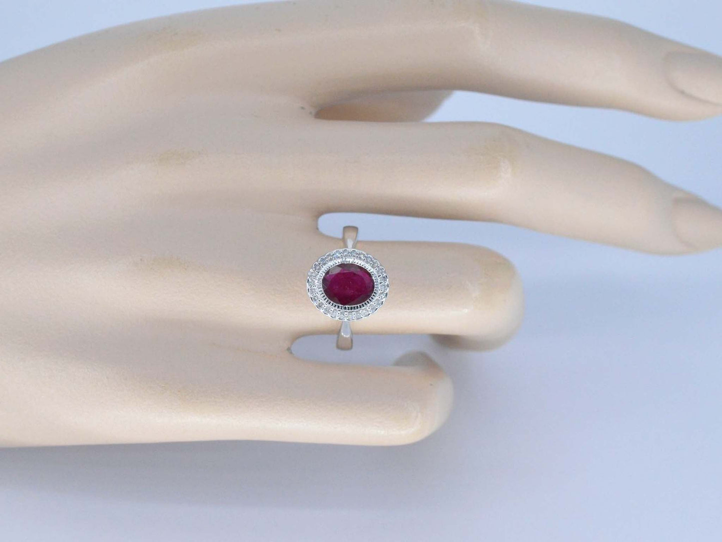 Witgouden entourage ring met diamanten en robijn
