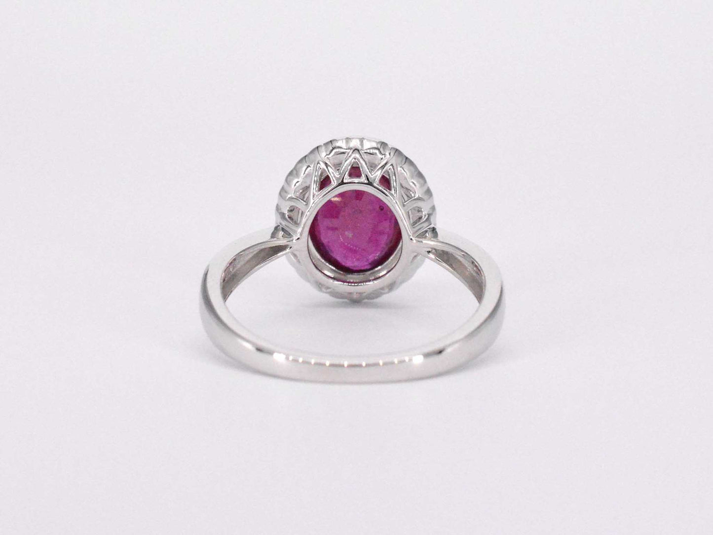 Witgouden entourage ring met diamanten en robijn