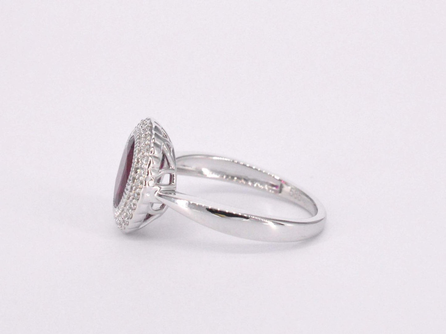Witgouden entourage ring met diamanten en robijn