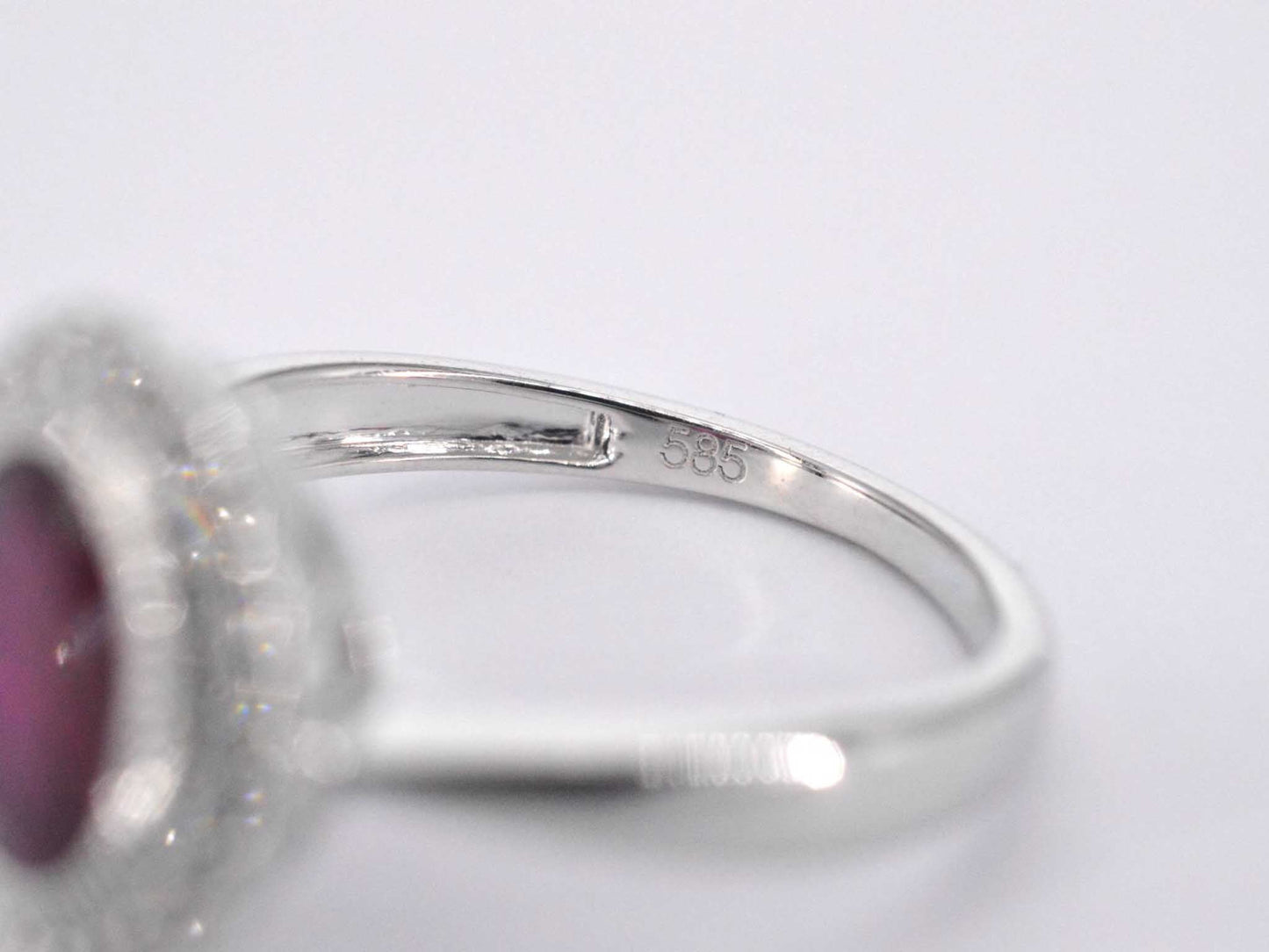 Witgouden entourage ring met diamanten en robijn
