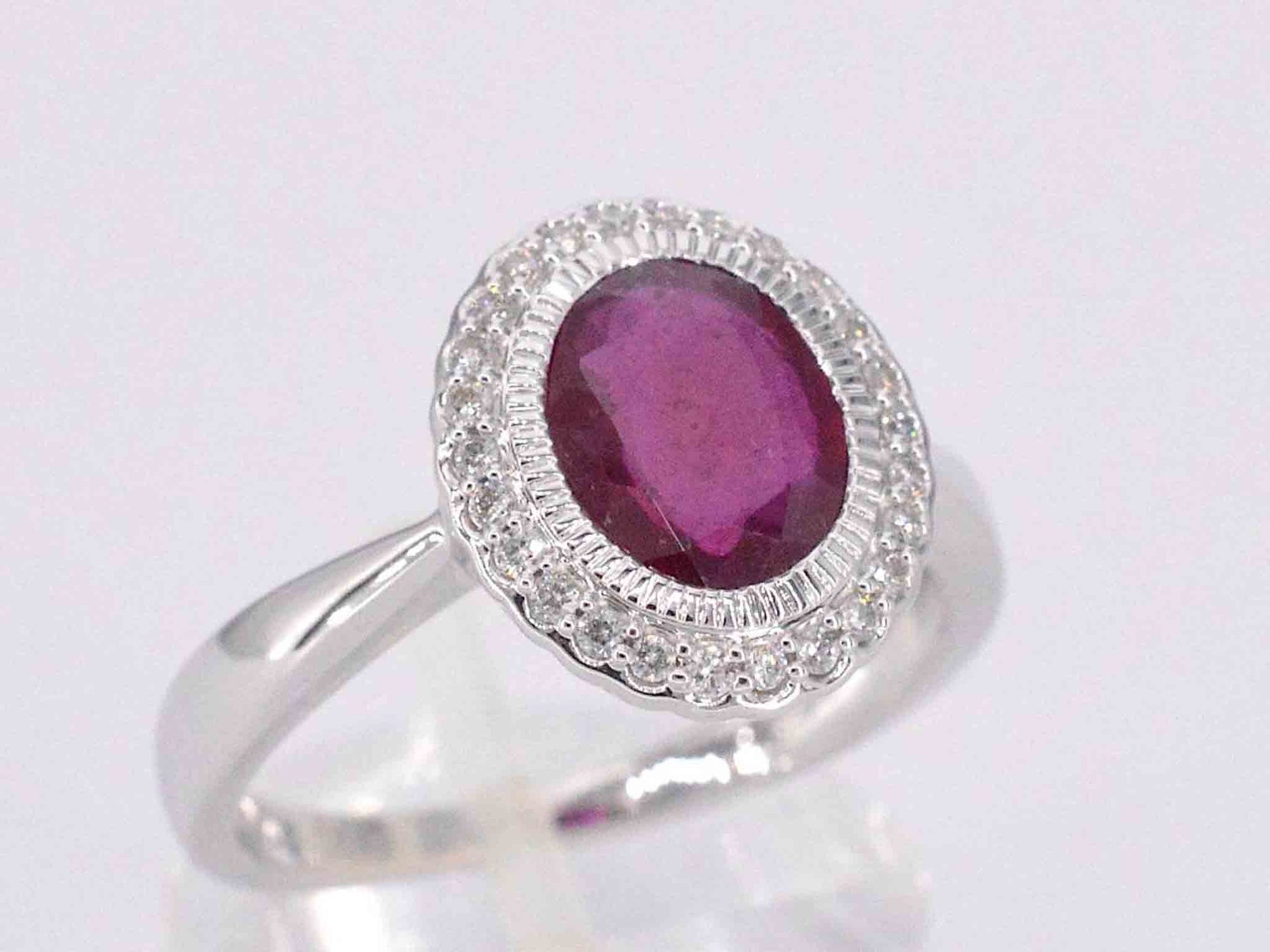 Witgouden entourage ring met diamanten en robijn