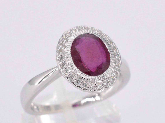 Witgouden entourage ring met diamanten en robijn