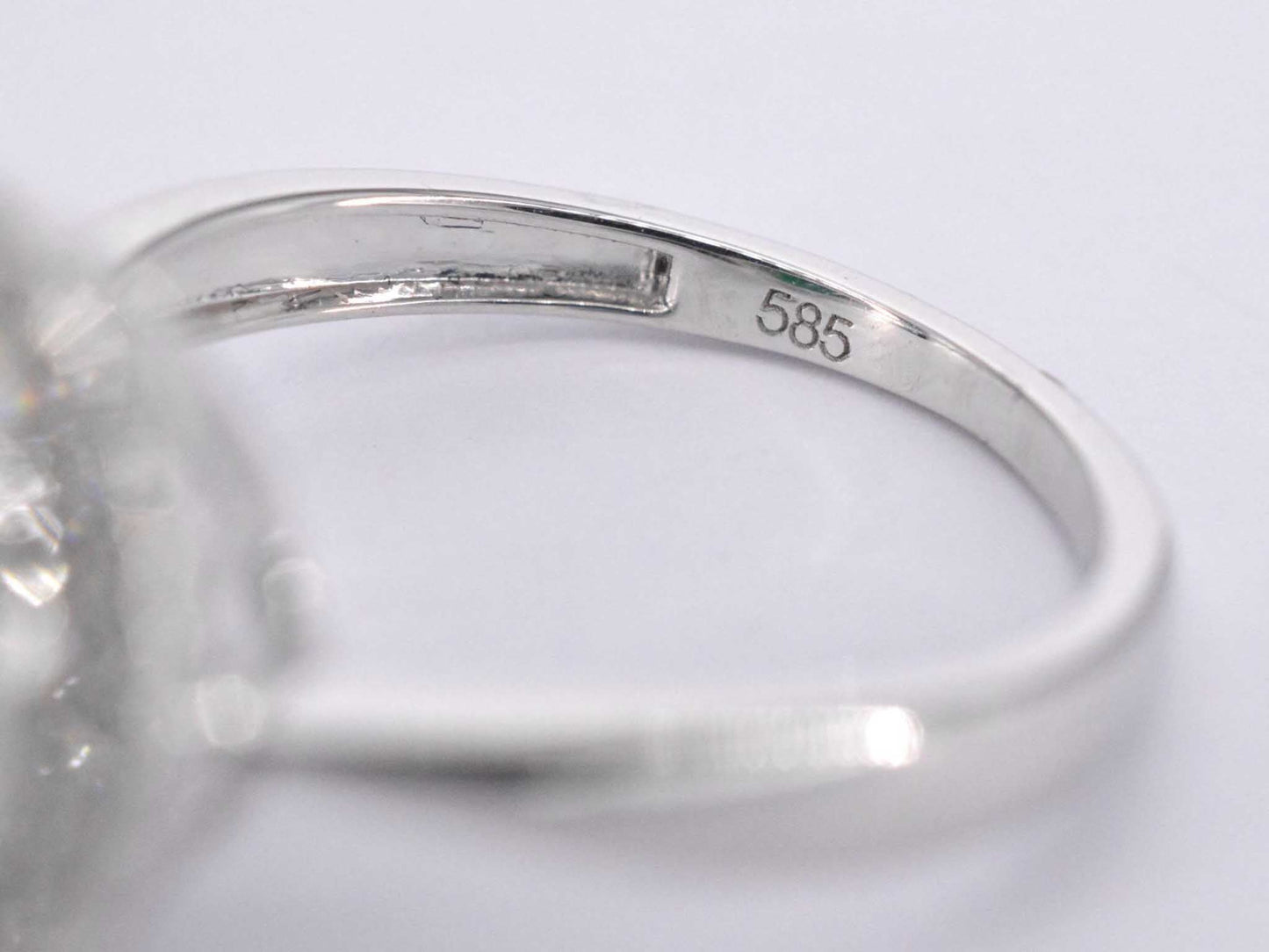 Witgouden entourage ring met diamanten en smaragd