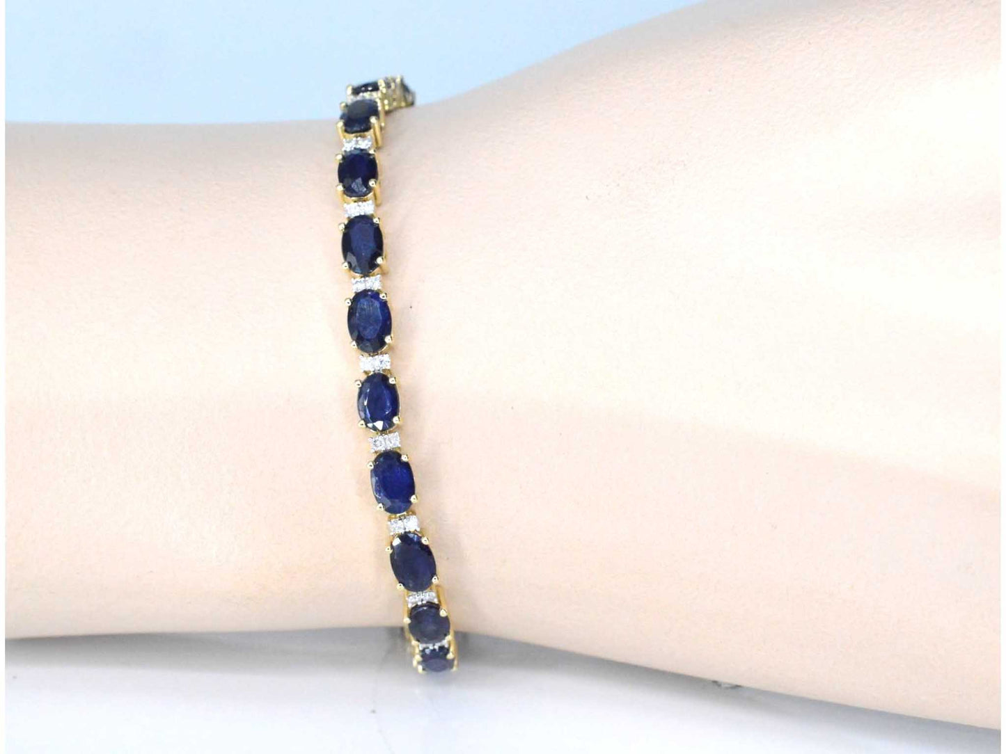 Gouden tennisarmband met diamanten en saffier