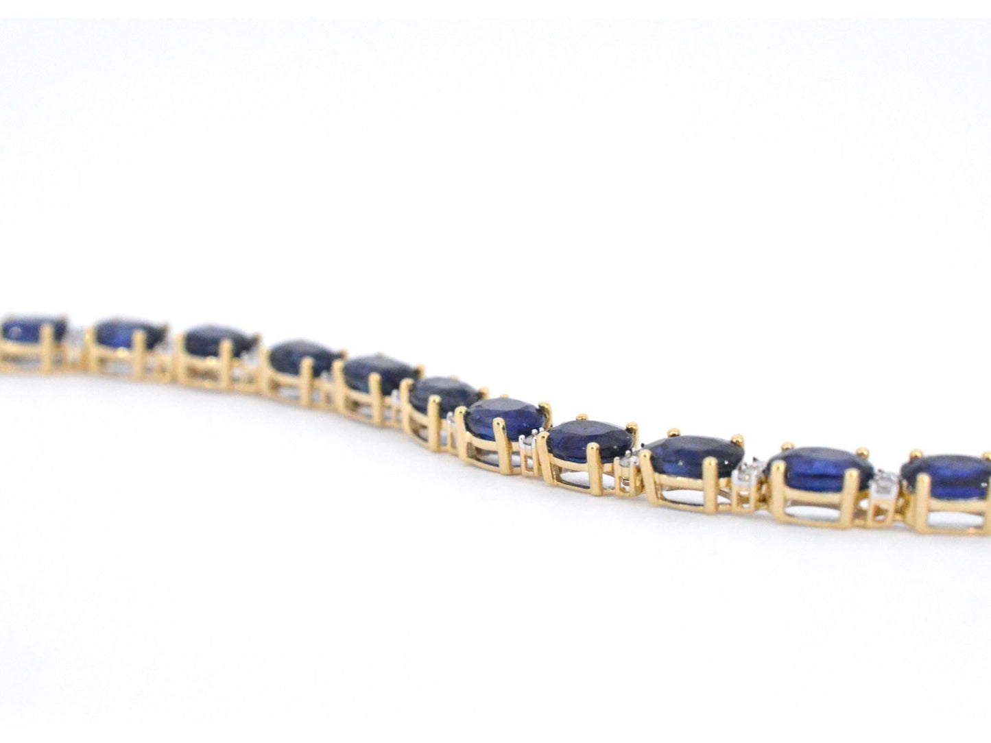 Gouden tennisarmband met diamanten en saffier