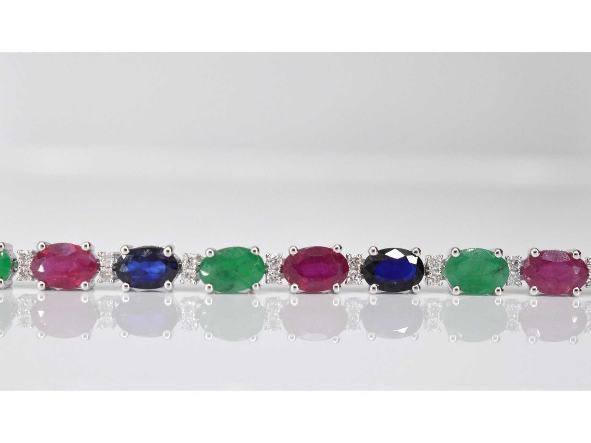 Witgouden tennisarmband met diamanten, saffier, robijn en smaragd 2068-2