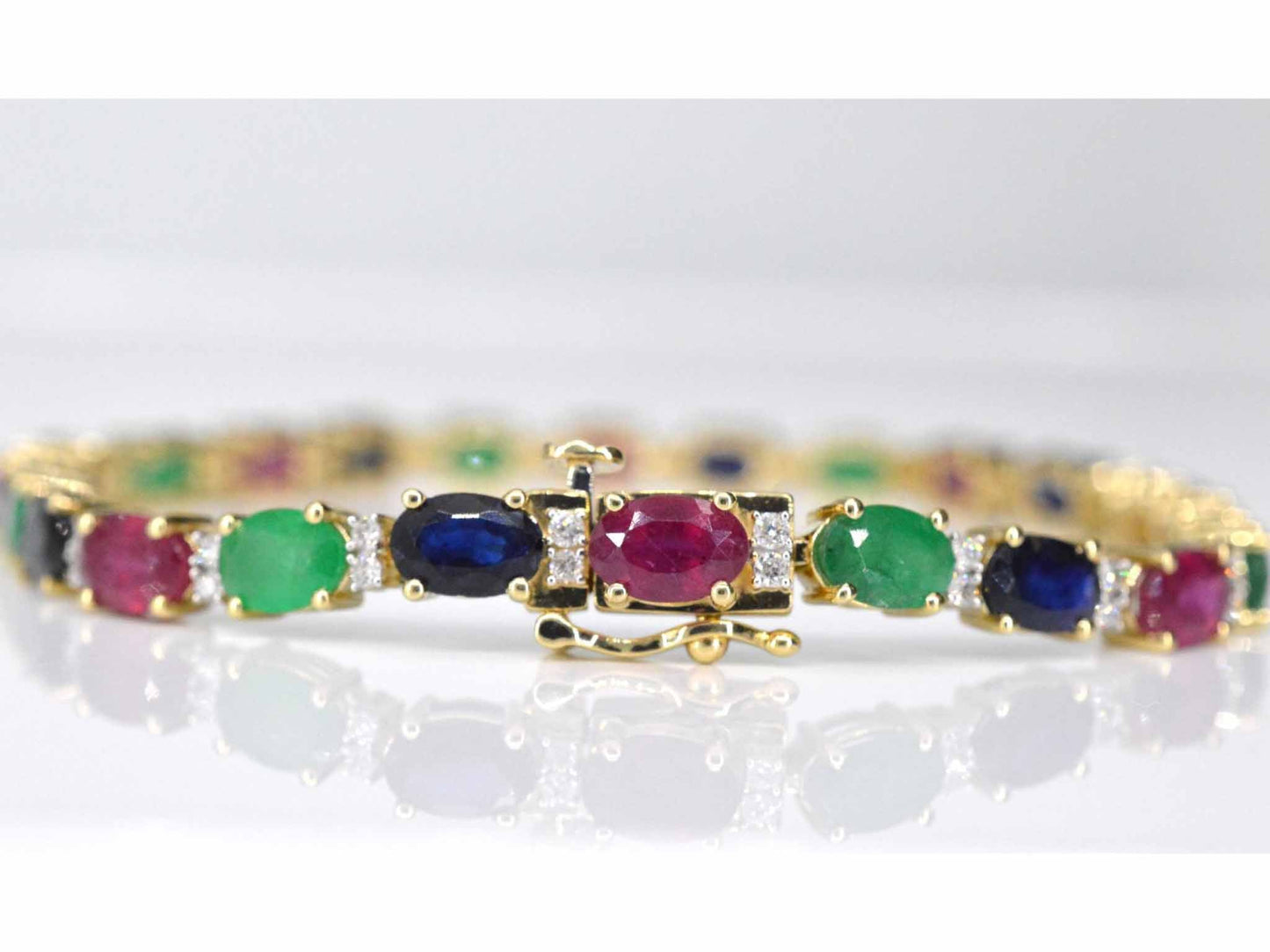 Gouden tennisarmband met diamanten, saffier, robijn en smaragd