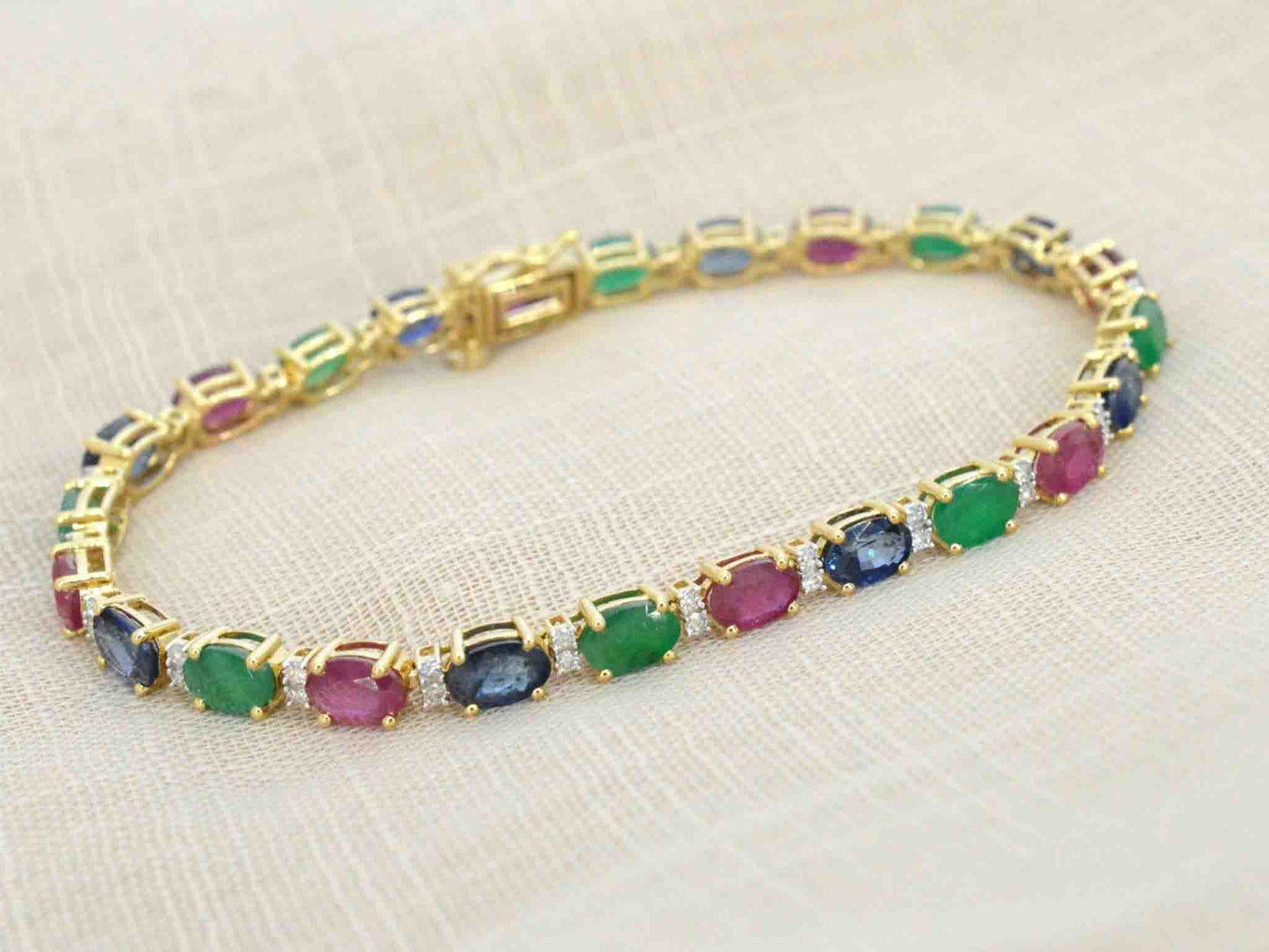 Gouden tennisarmband met diamanten, saffier, robijn en smaragd