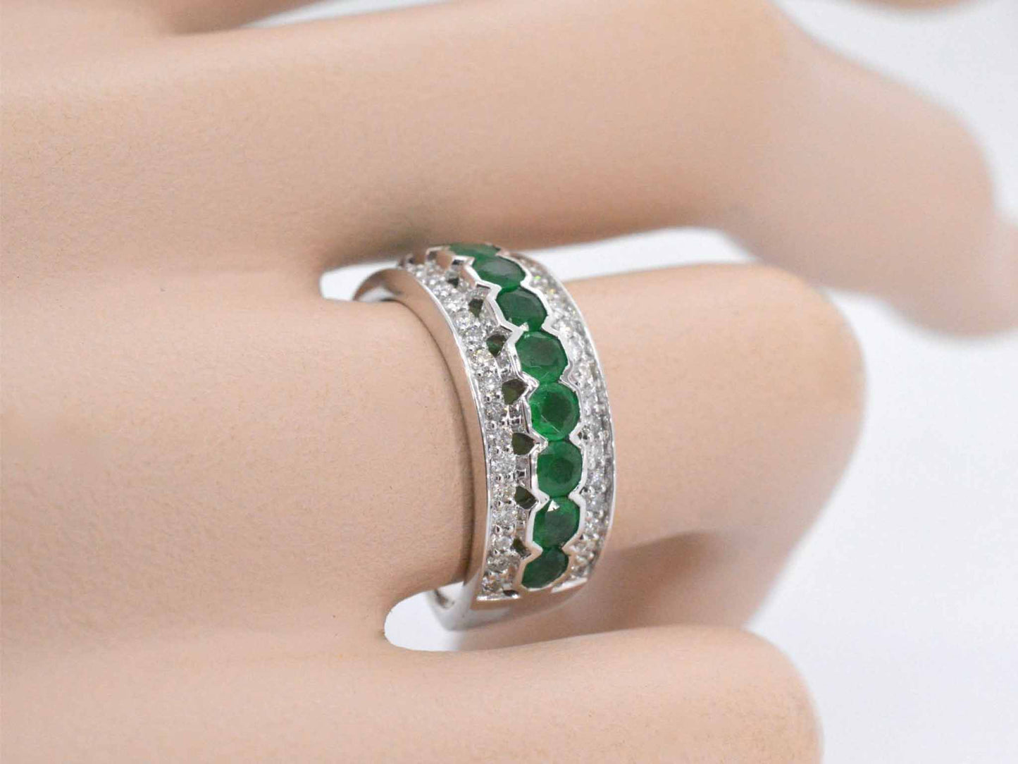 Witgouden ring met diamanten en smaragd