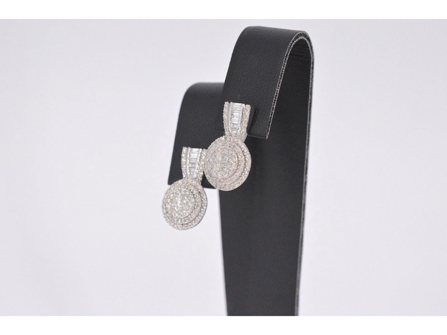 Witgouden oorbellen met briljant geslepen diamanten 2076-1