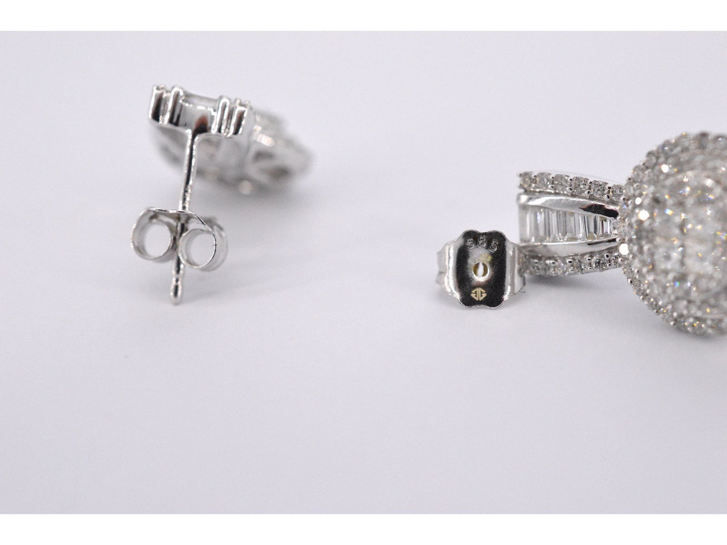 Witgouden oorbellen met briljant geslepen diamanten 2076-7