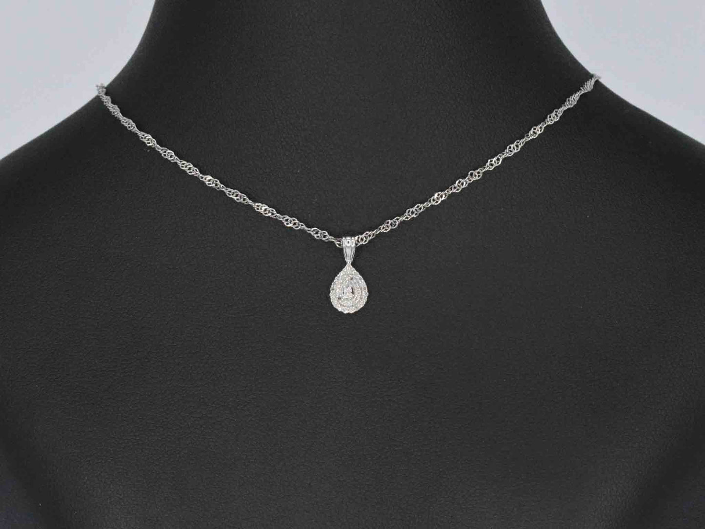 Witgouden druppelvormige hanger met diamanten
