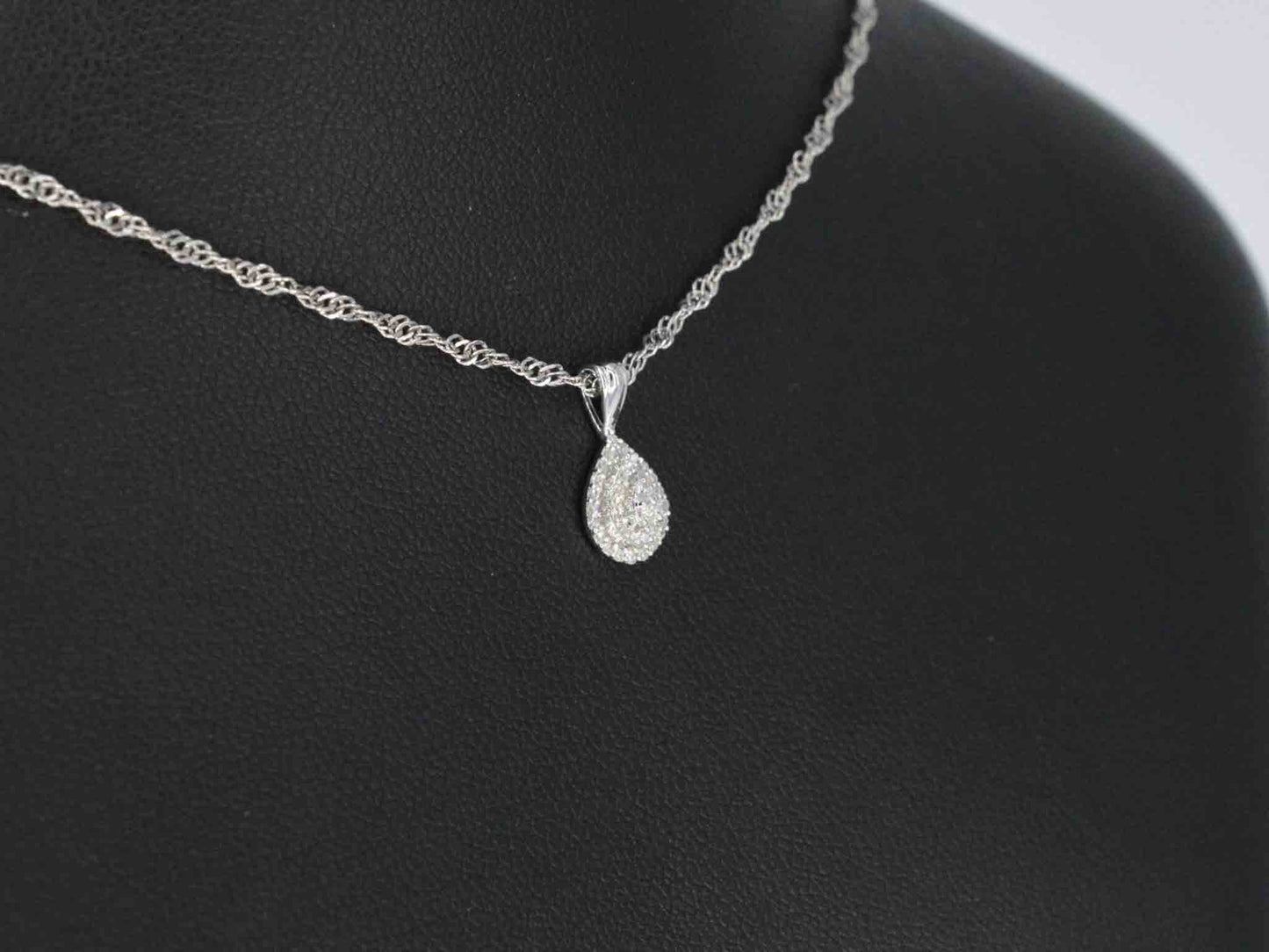Witgouden druppelvormige hanger met diamanten