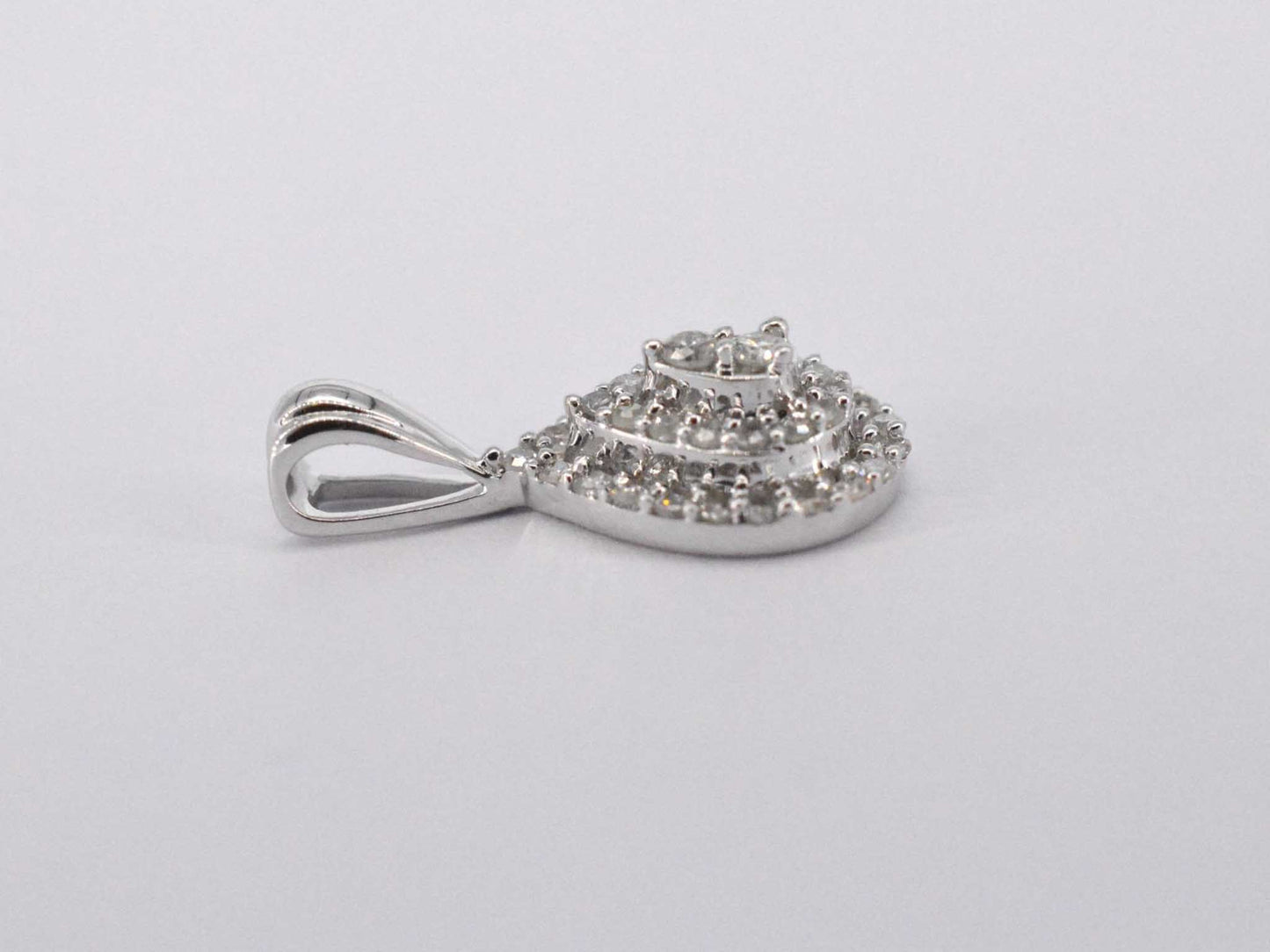 Witgouden druppelvormige hanger met diamanten