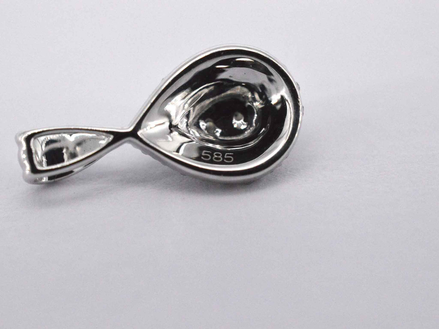 Witgouden druppelvormige hanger met diamanten
