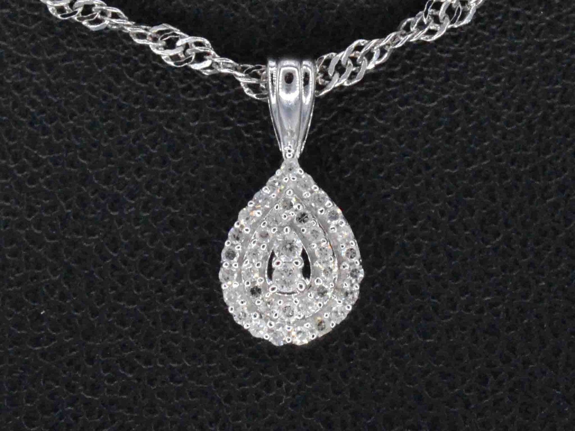 Witgouden druppelvormige hanger met diamanten