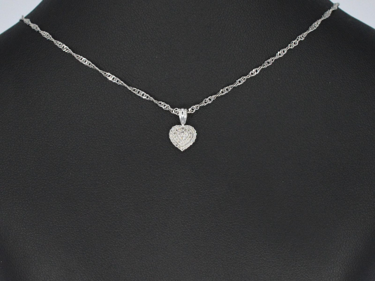 Witgouden hartvormige hanger met diamanten