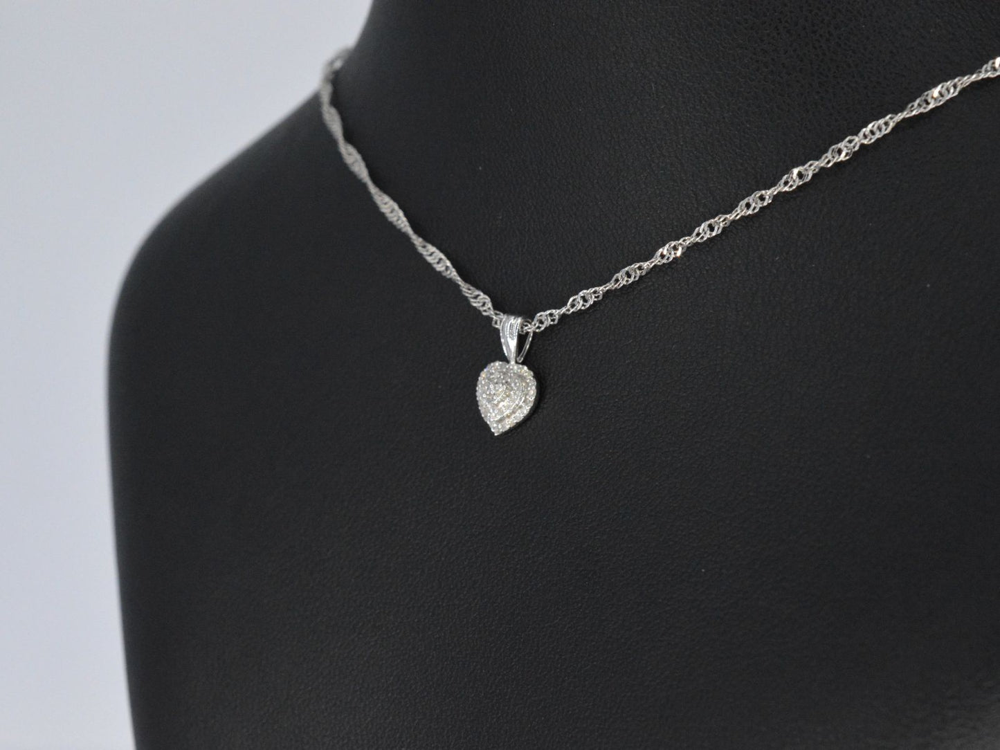 Witgouden hartvormige hanger met diamanten