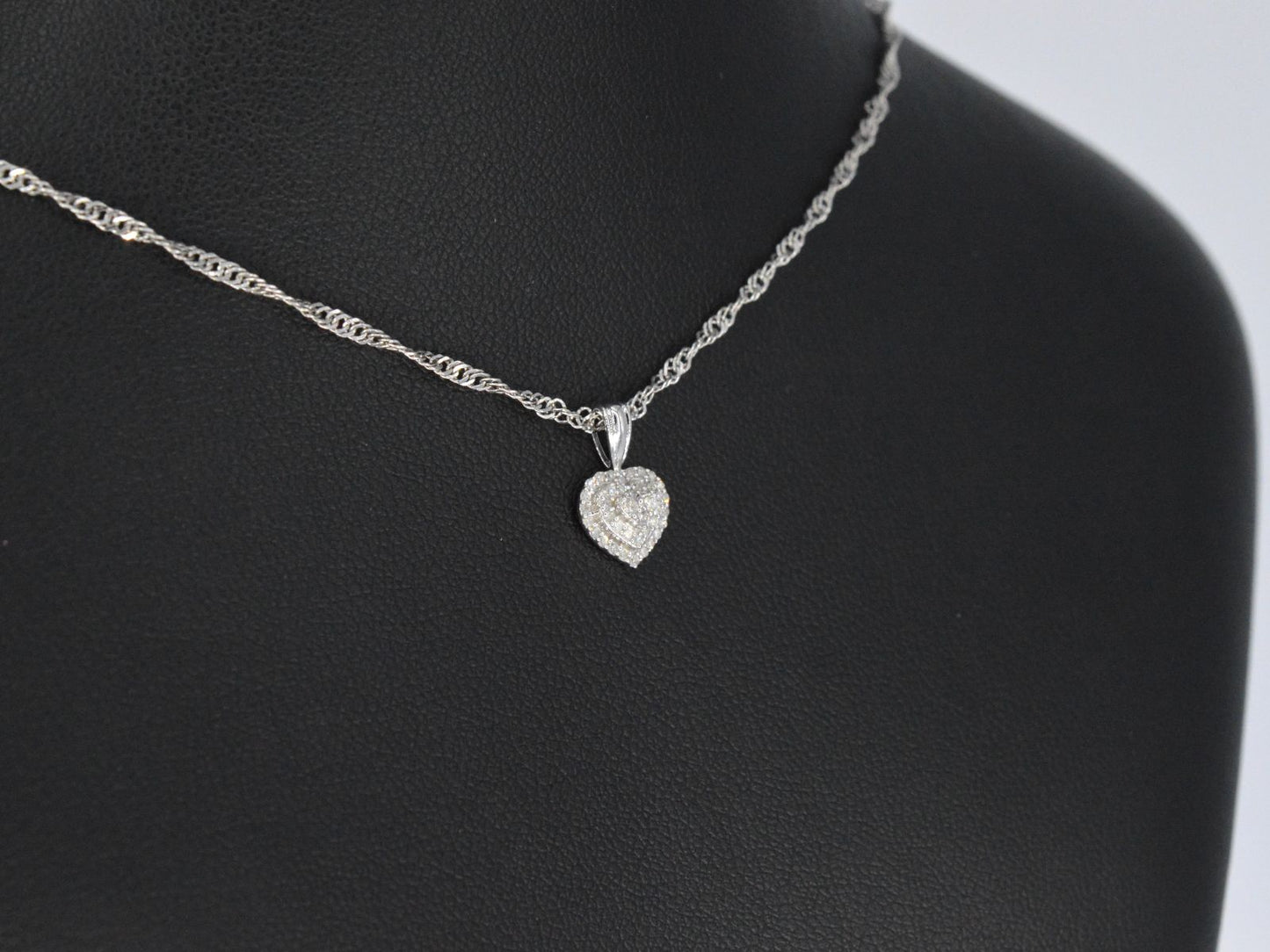 Witgouden hartvormige hanger met diamanten