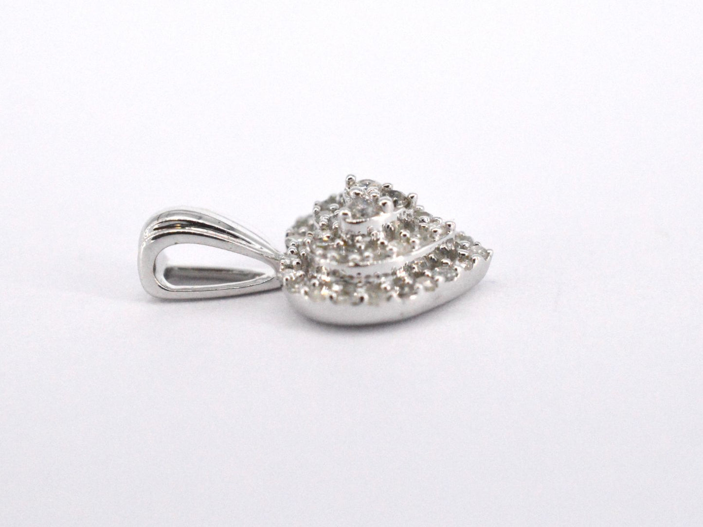 Witgouden hartvormige hanger met diamanten