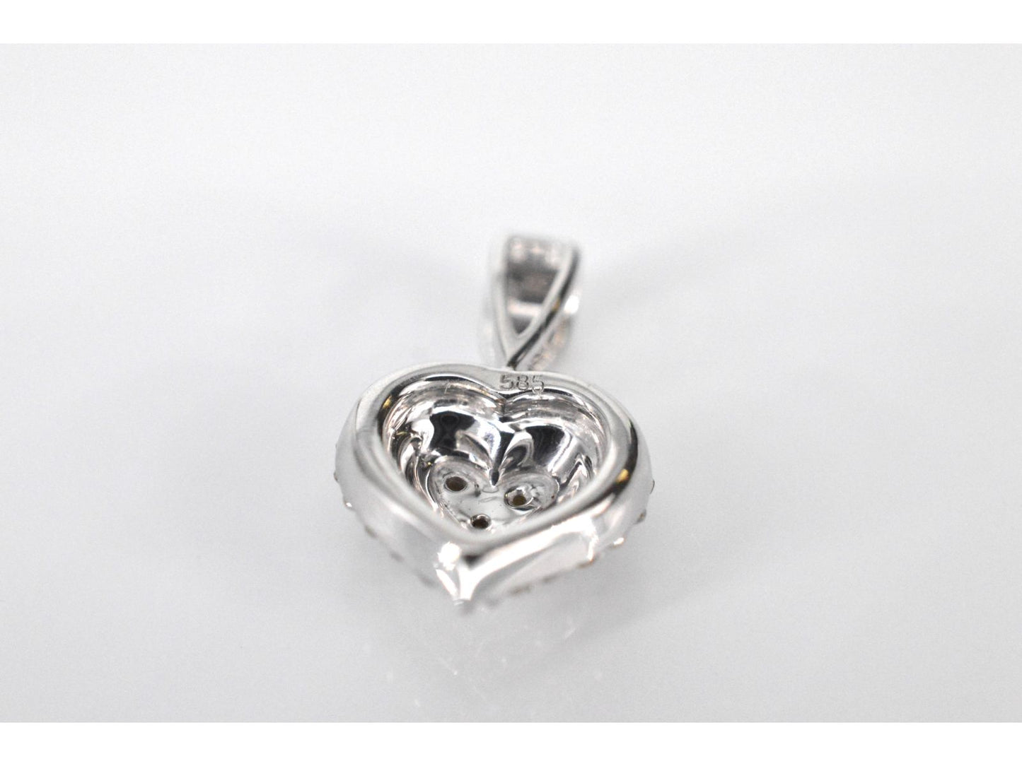 Witgouden hartvormige hanger met diamanten