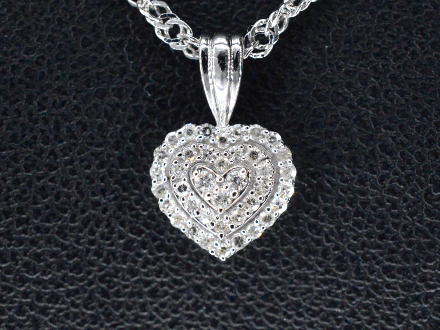 Witgouden hartvormige hanger met diamanten