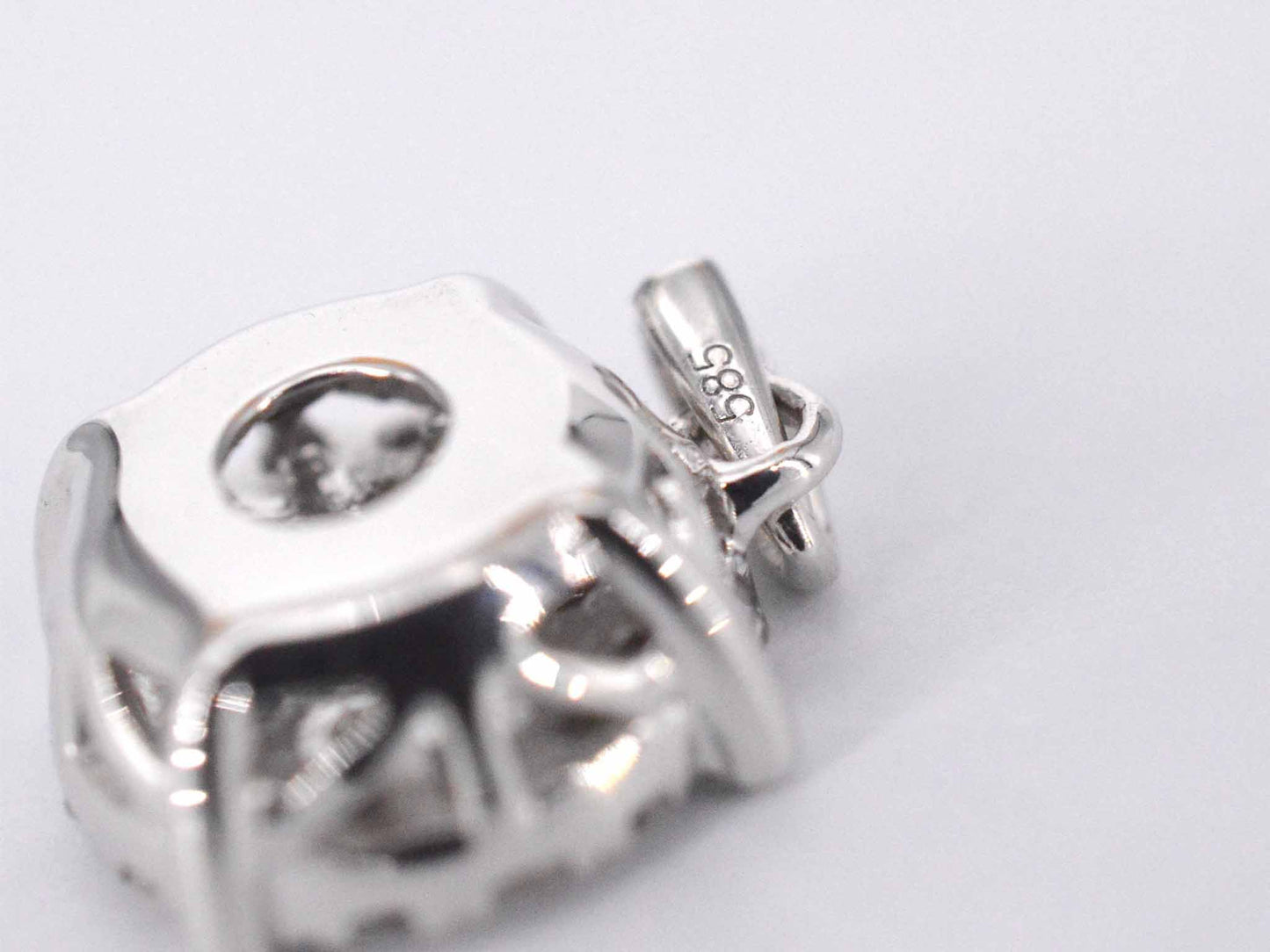 Witgouden hanger met briljant geslepen diamant