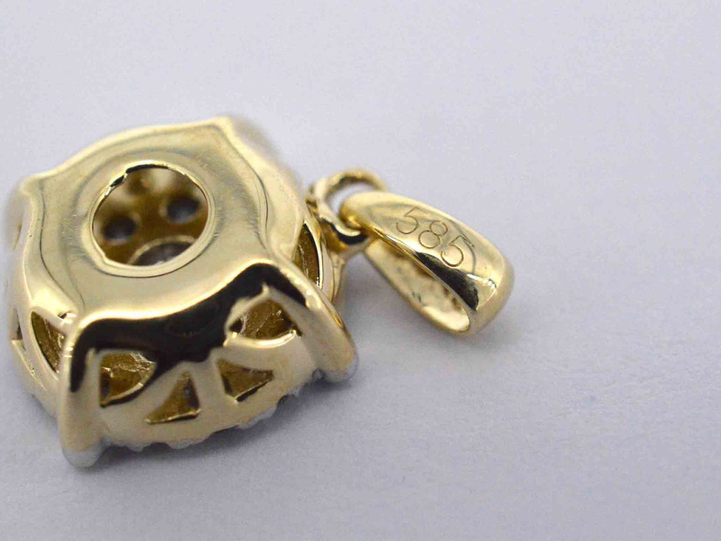 Gouden hanger met briljant geslepen diamant