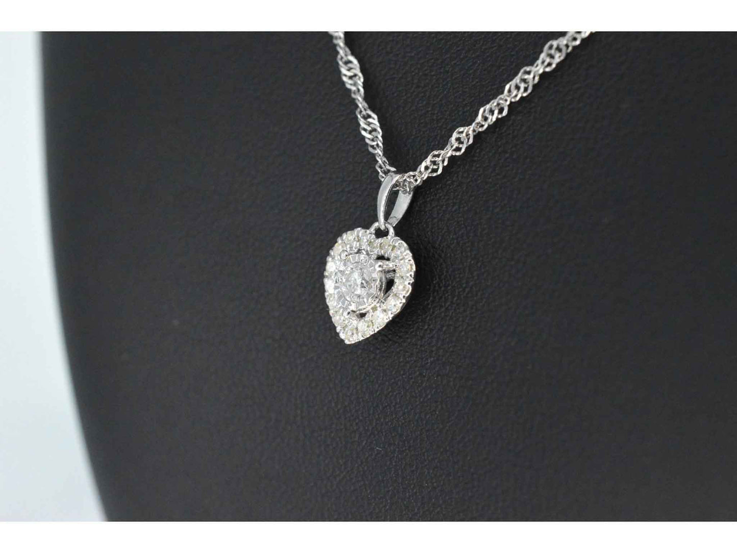 Witgouden hanger met diamanten in hartvorm