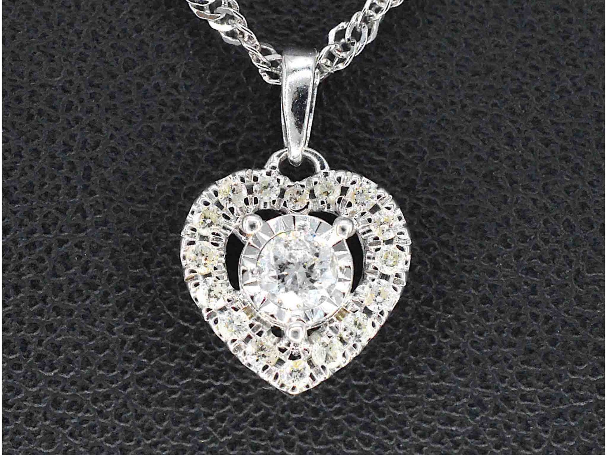 Witgouden hanger met diamanten in hartvorm