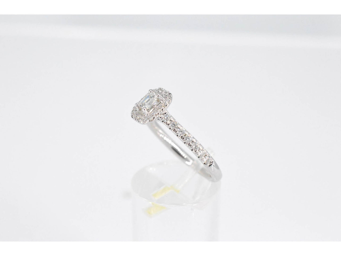 Witgouden entourage ring met briljant en baguette geslepen diamant