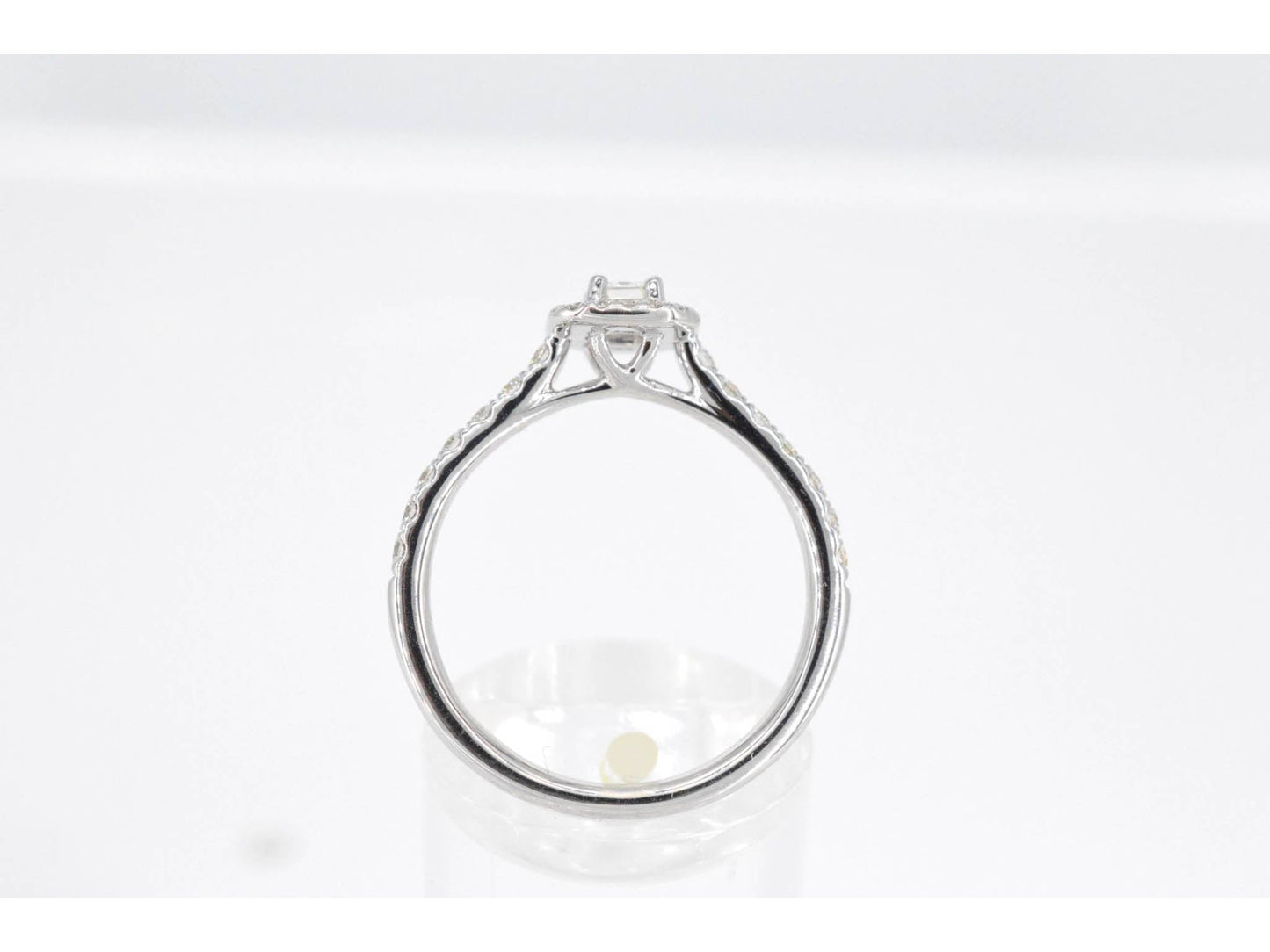 Witgouden entourage ring met briljant en baguette geslepen diamant