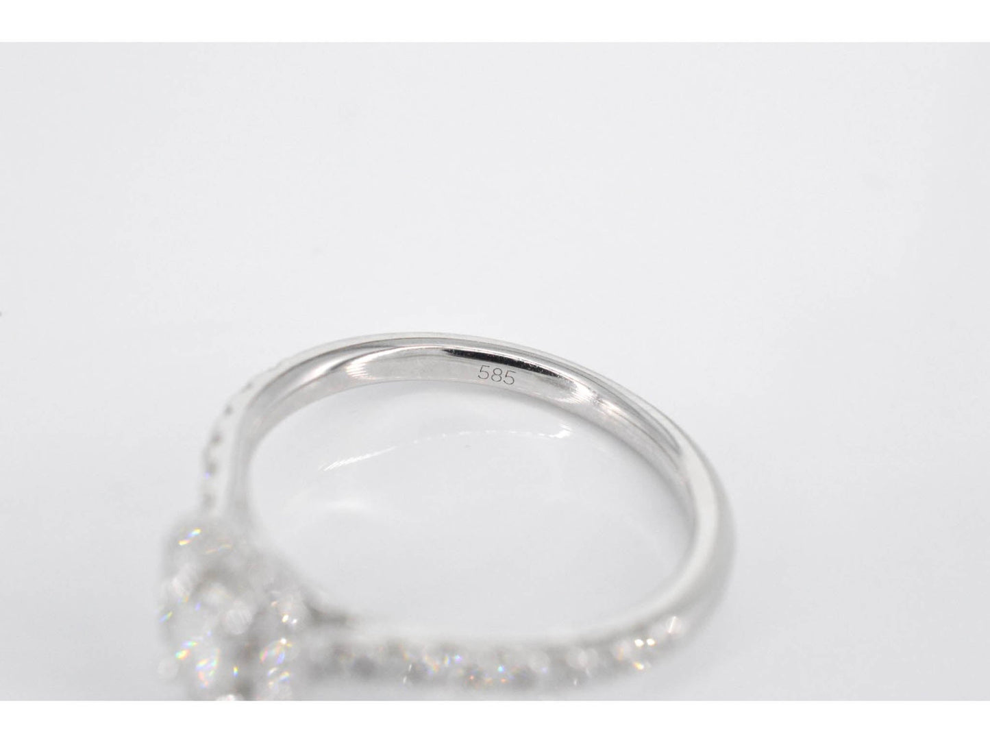 Witgouden entourage ring met briljant en baguette geslepen diamant
