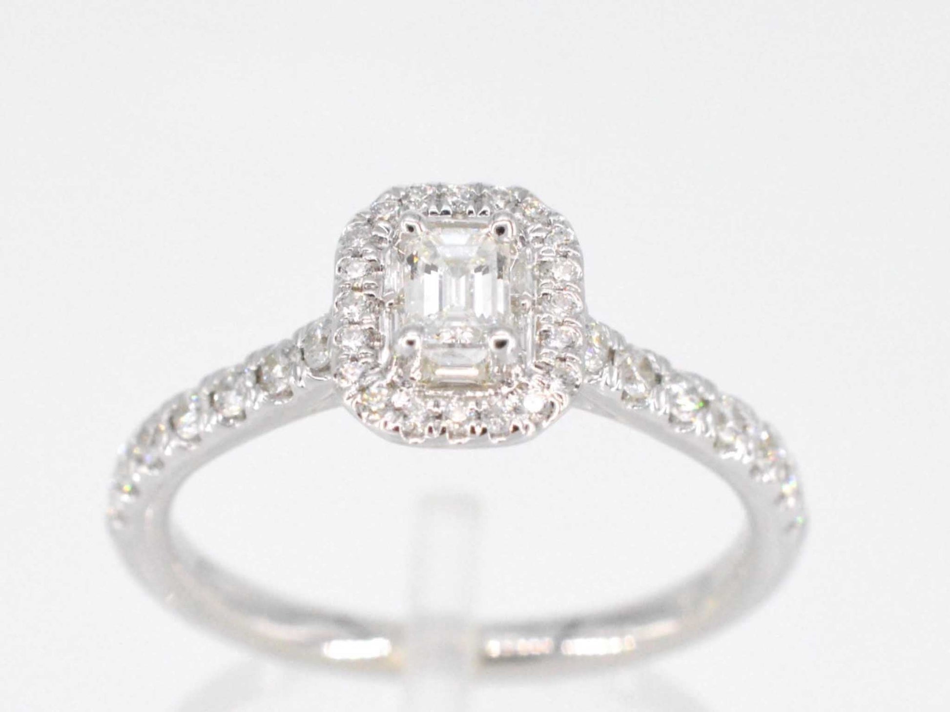 Witgouden entourage ring met briljant en baguette geslepen diamant