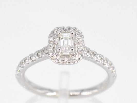 Witgouden entourage ring met briljant en baguette geslepen diamant