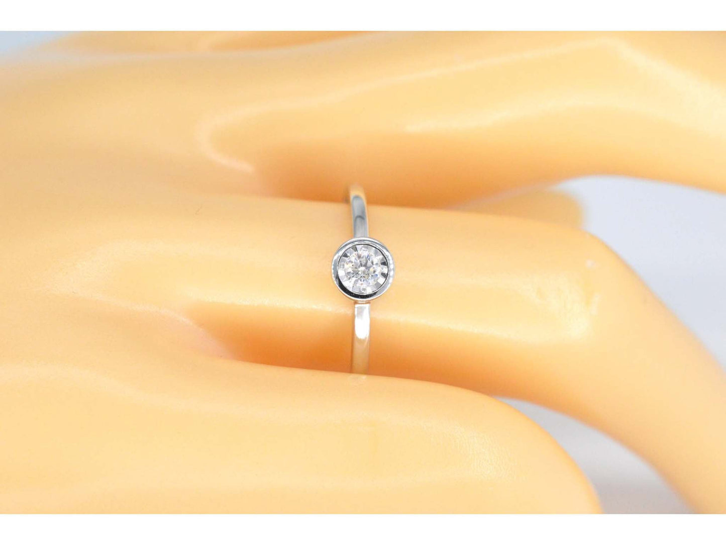Witgouden ring met een briljant geslepen diamant