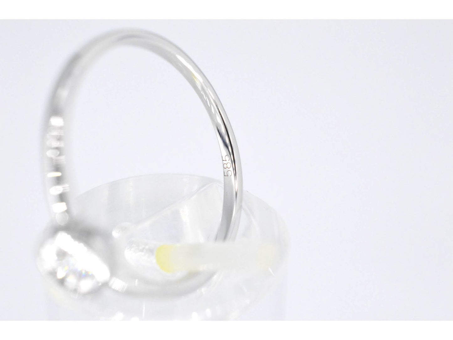 Witgouden ring met een briljant geslepen diamant