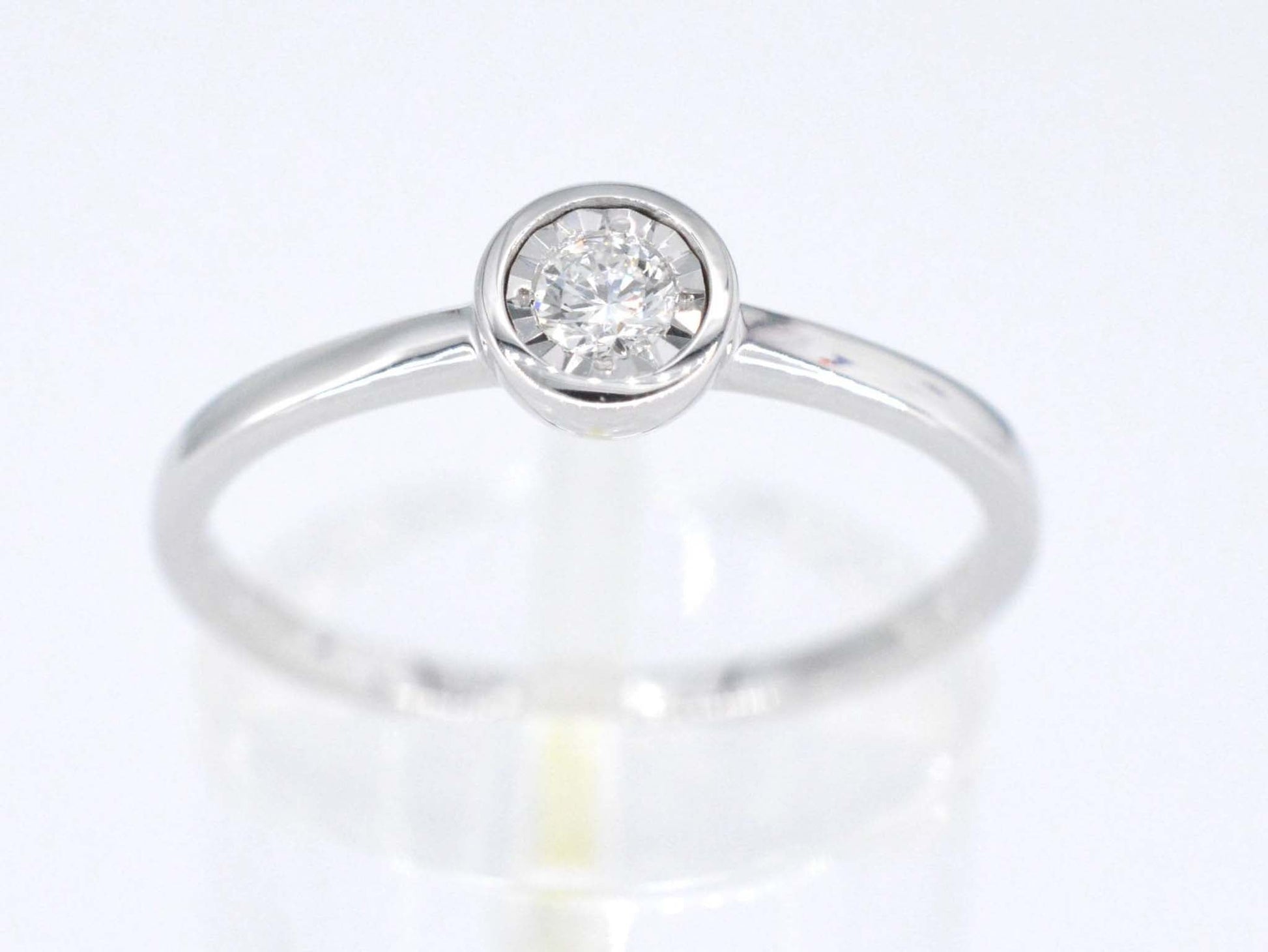 Witgouden ring met een briljant geslepen diamant