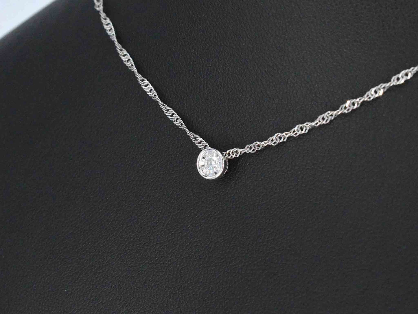 Witgouden hanger met een briljant geslepen diamant 2089-1