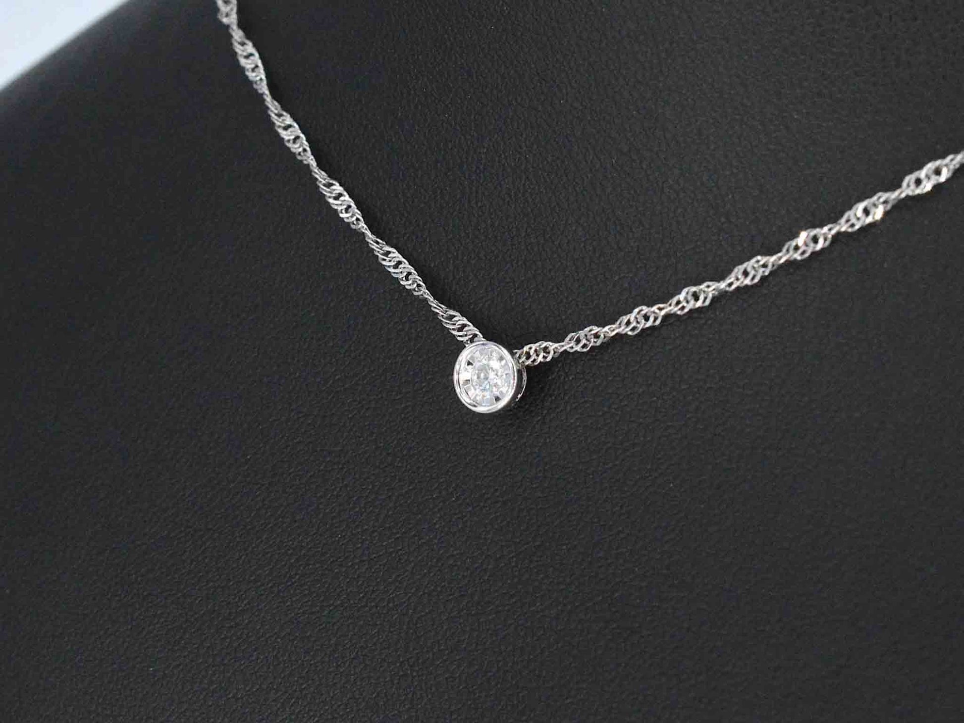 Witgouden hanger met een briljant geslepen diamant 2089-1