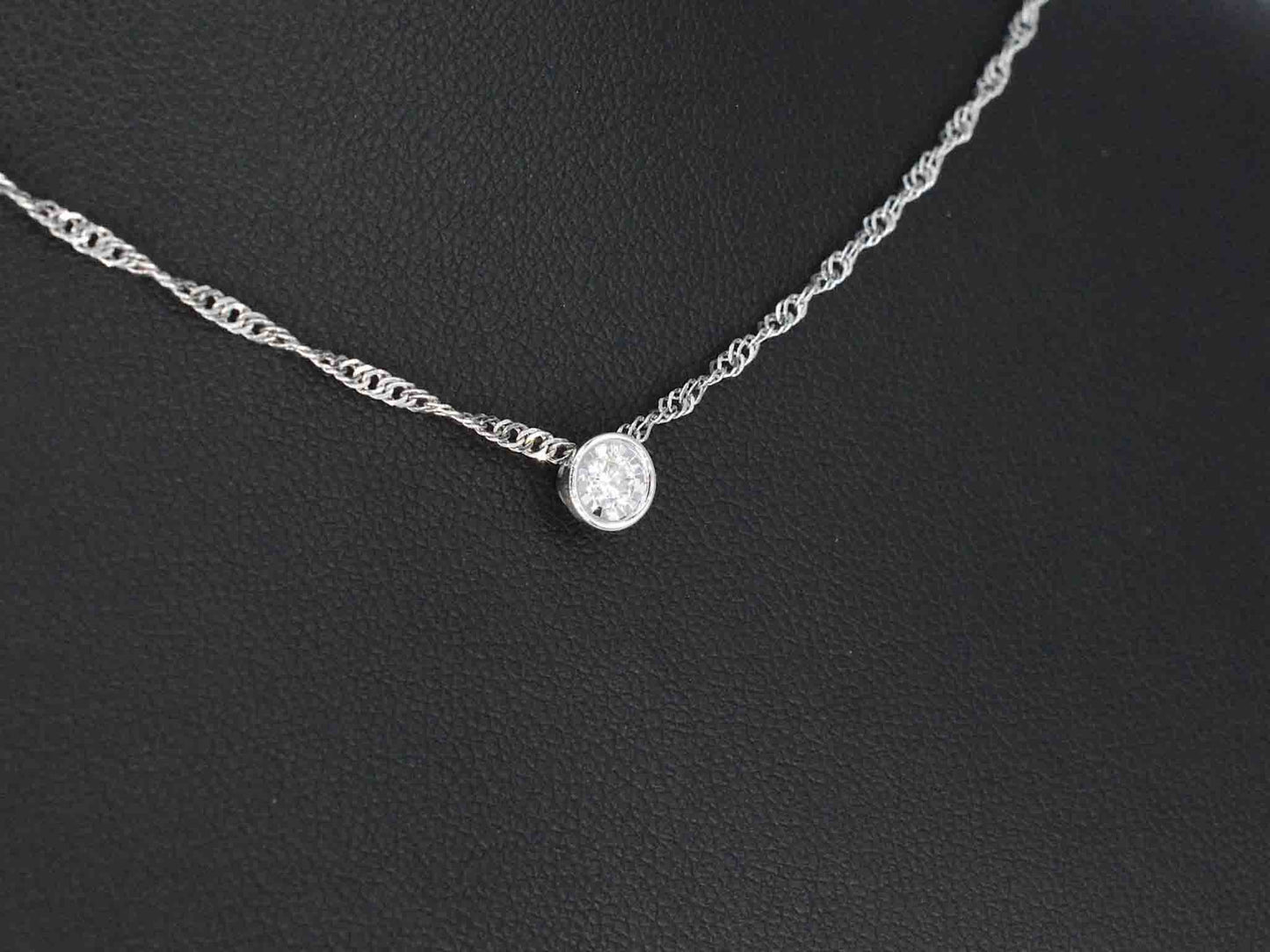 Witgouden hanger met een briljant geslepen diamant 2089-2