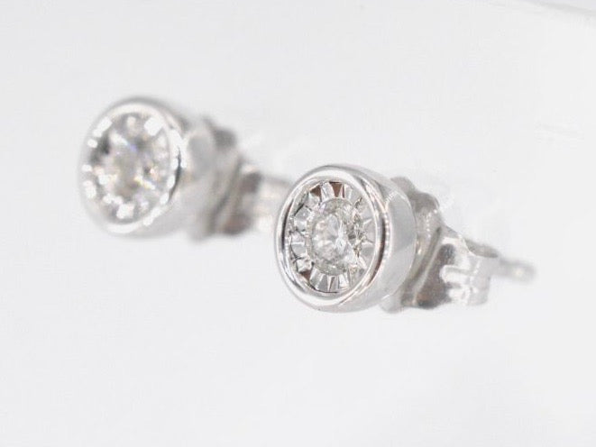 Witgouden oorbellen met een briljant geslepen diamant 2090-1