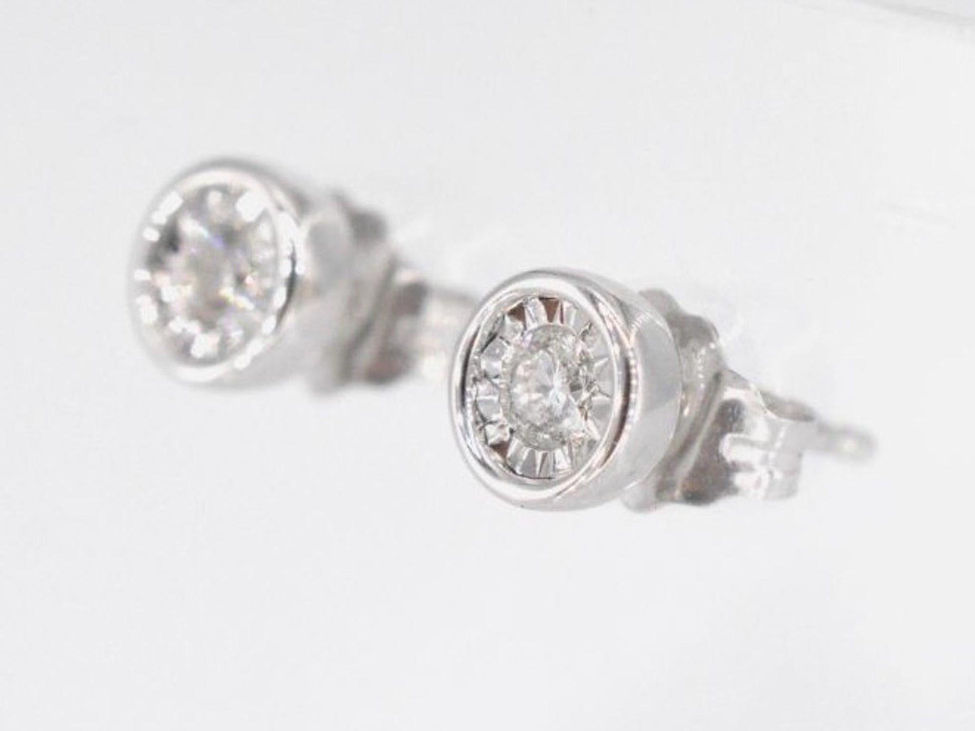 Witgouden oorbellen met een briljant geslepen diamant 2090-2