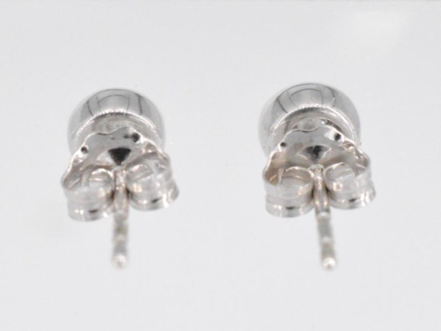 Witgouden oorbellen met een briljant geslepen diamant 2090-4