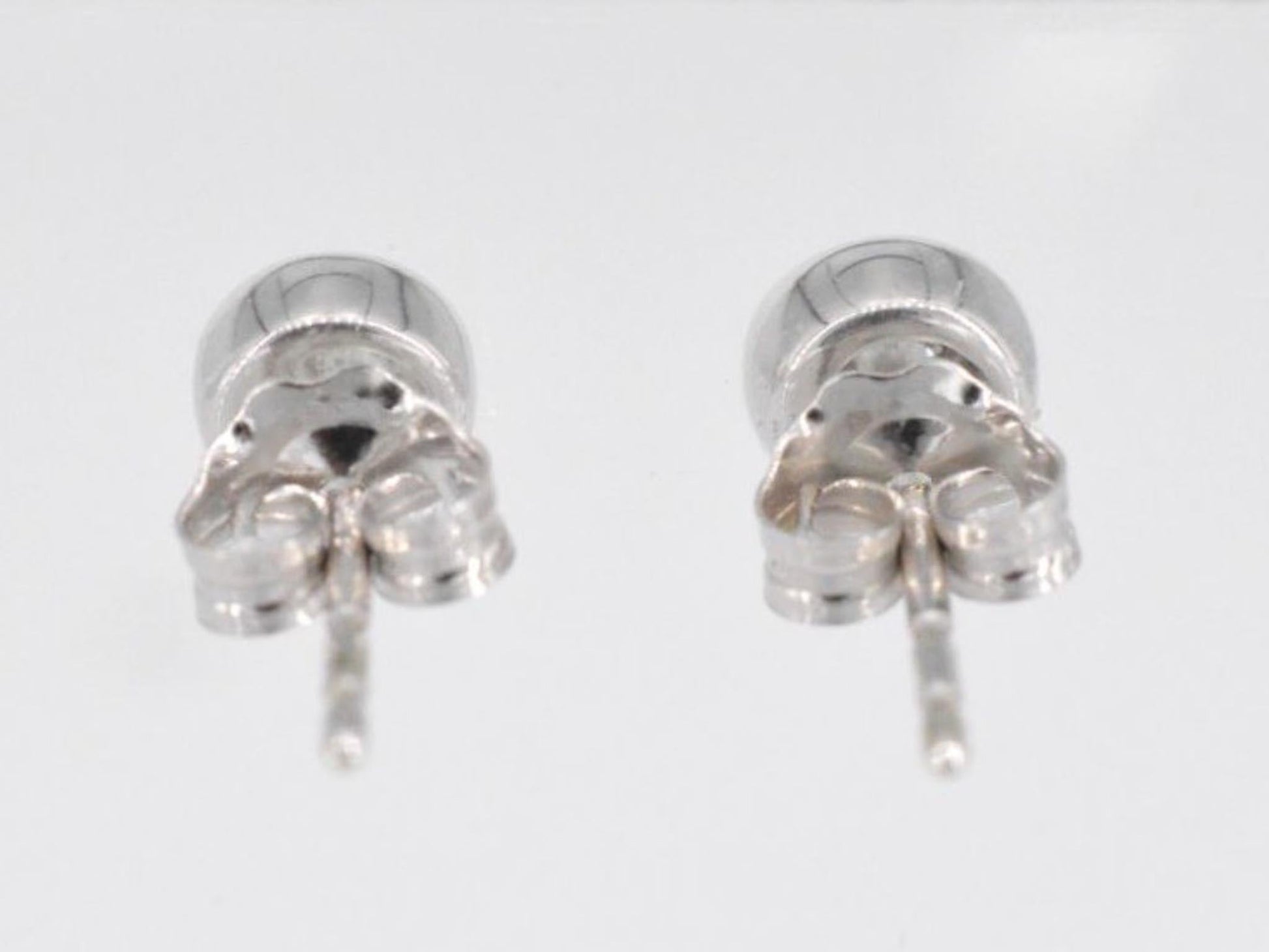 Witgouden oorbellen met een briljant geslepen diamant 2090-4