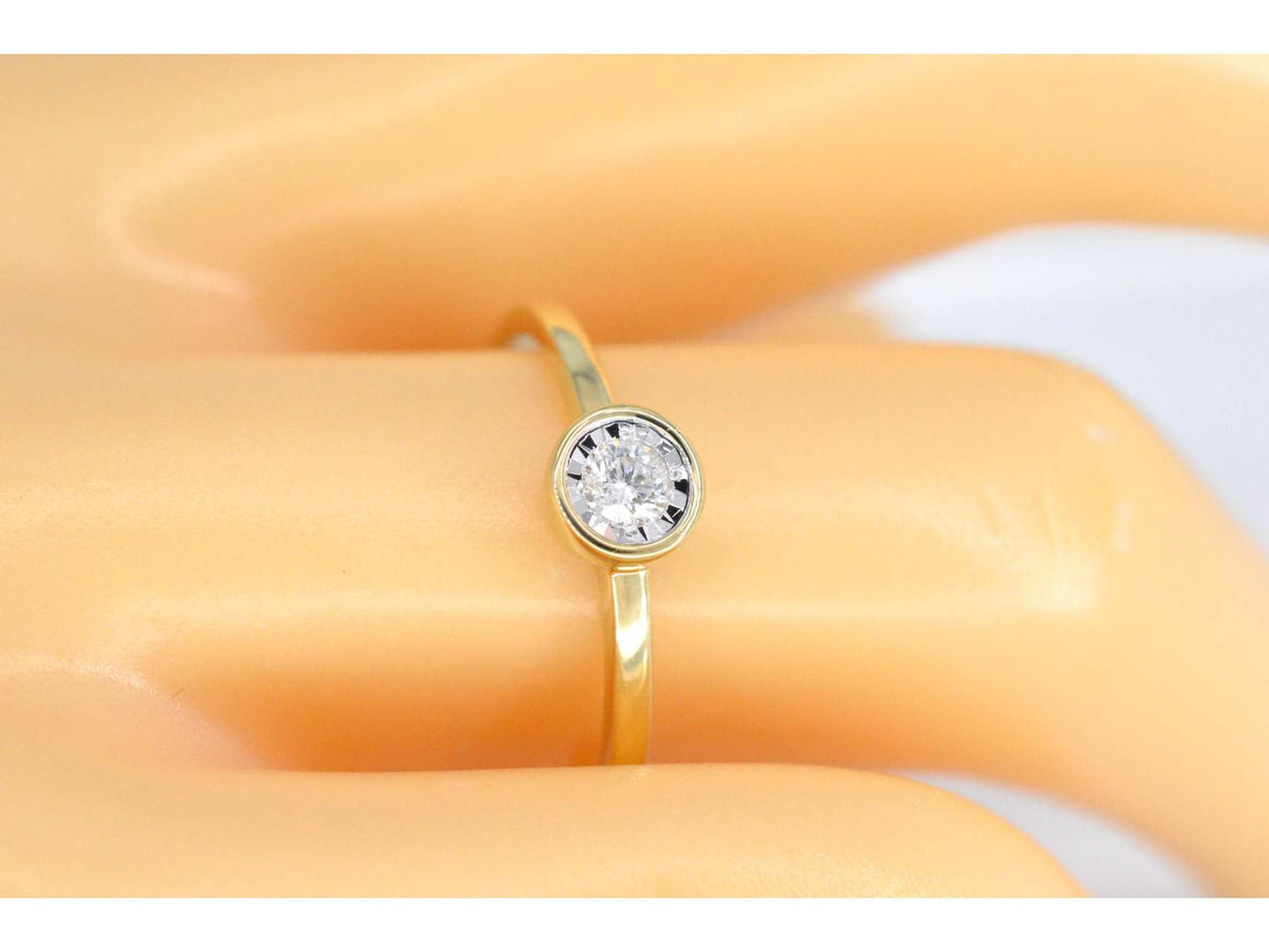 Gouden ring met een briljant geslepen diamant